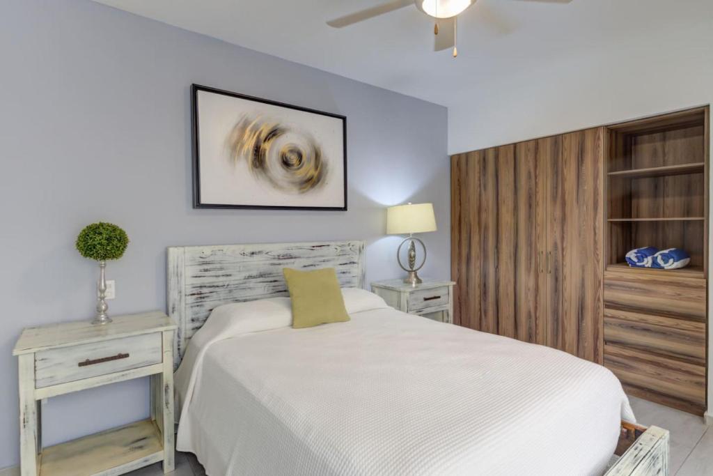 een slaapkamer met een wit bed en een dressoir bij La Cruz Encantada 1A in Cruz de Huanacaxtle