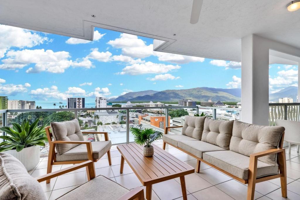 Una sala de estar con vista a la ciudad. en Skyview Luxe at Marquis, en Cairns
