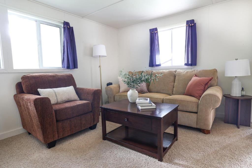 Posezení v ubytování Wilderness West Resort Cabin 5