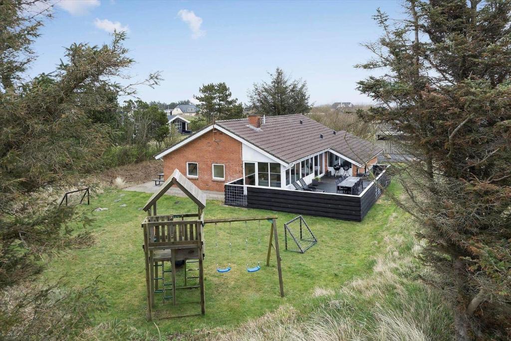 una vista aérea de una casa con parque infantil en 354-Hvide-Sande-Fyrmarken-24, en Hvide Sande