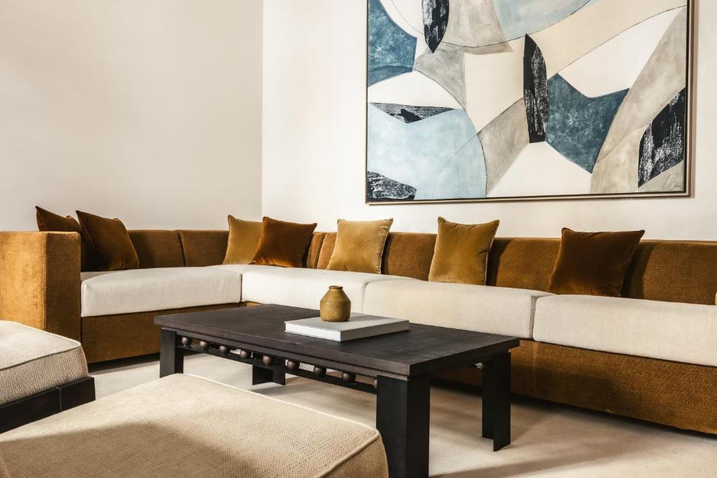 パリにあるMondovi Luxury Suitesのソファとコーヒーテーブルのあるリビングルーム
