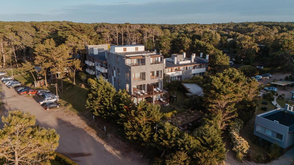 an aerial view of a large building with a parking lot at Rincón del Duende Resort y Spa de Mar in Mar de las Pampas