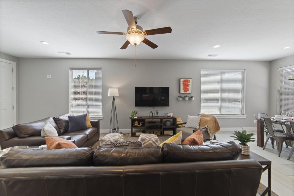 Et tv og/eller underholdning på Entrada 611 - 4BR Luxury Townhome, Pool, Hot Tub, Garage