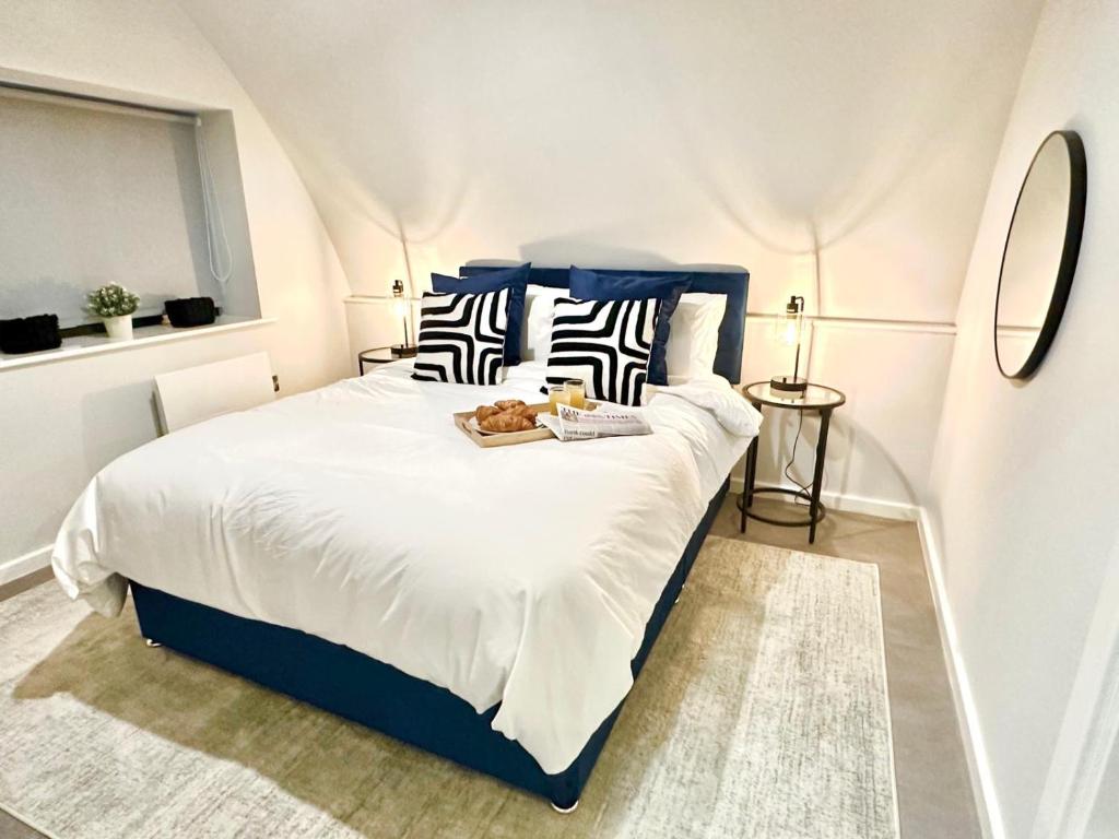 Ένα ή περισσότερα κρεβάτια σε δωμάτιο στο Stunning 2BR Duplex Near Centre