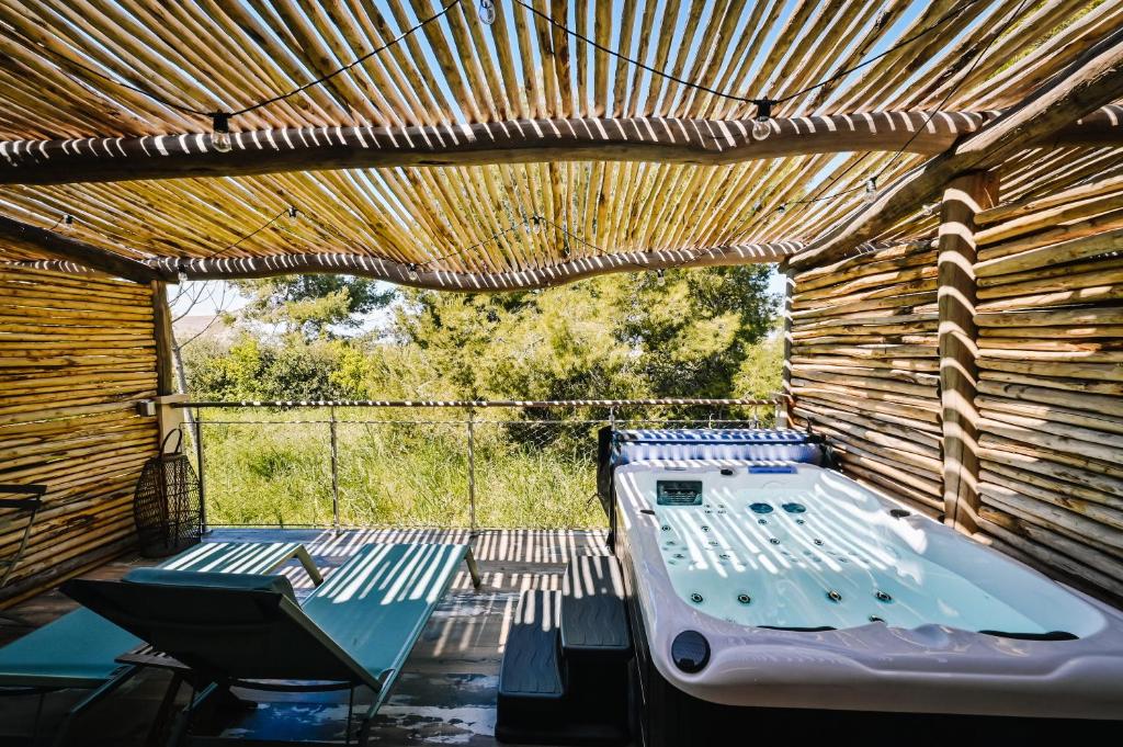 Le Hameau Des Pesquiers Ecolodge & Spa, Curio Collection By Hilton - Pesquiers King Kamer Aan De Weg Met Hot Tub