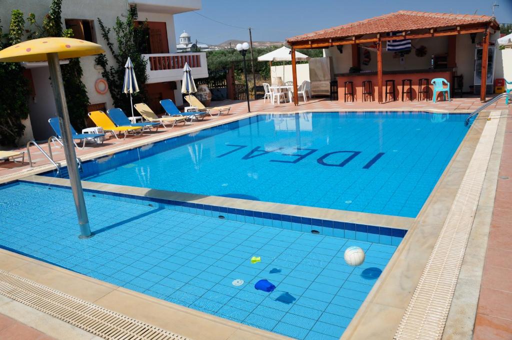Bazén v ubytování Ideal Hotel nebo v jeho okolí