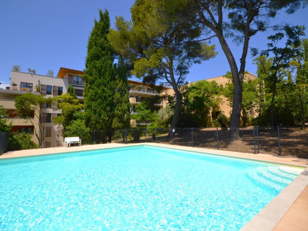 une grande piscine devant un immeuble dans l'établissement Apartment Pigonnet by Interhome, à Aix-en-Provence