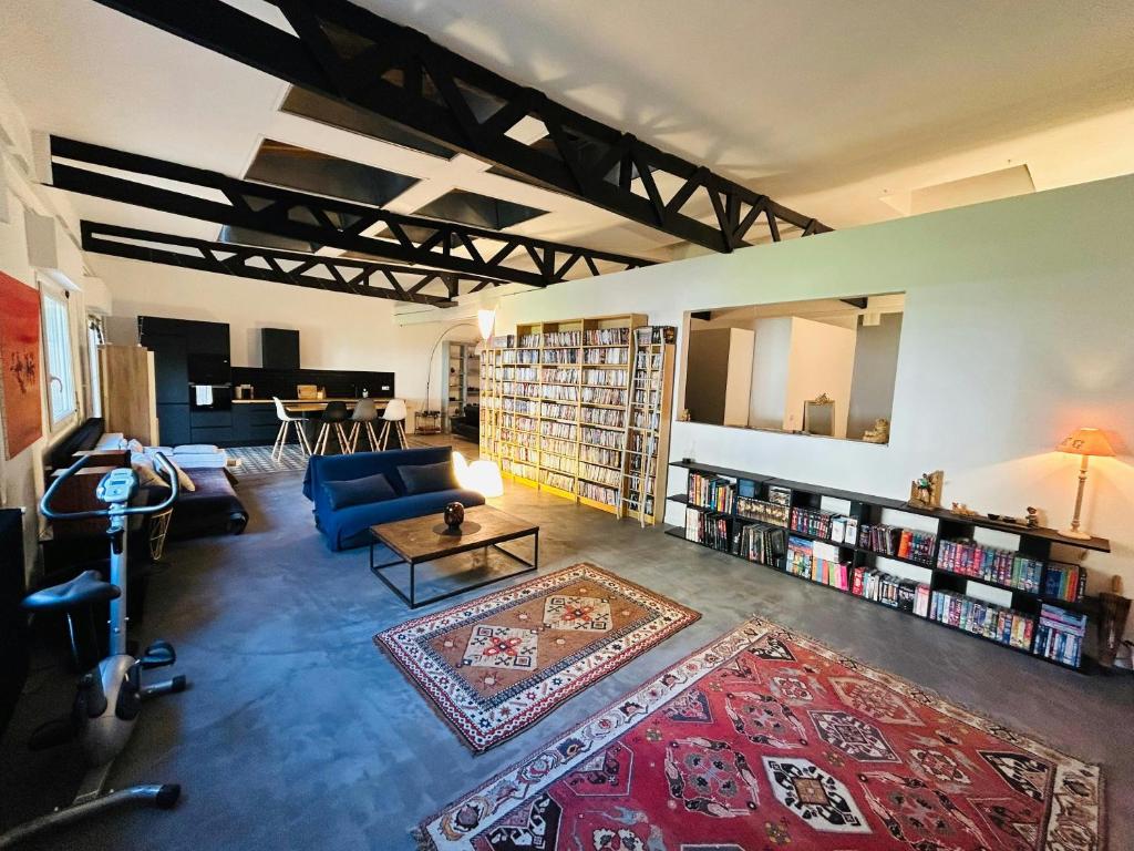 - un grand salon avec un canapé et un tapis dans l'établissement Latelier du Centre Cathédrale, à Reims