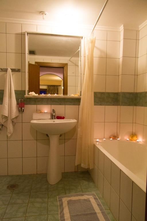 Lyda Hotel - Studio With Garden View (2 Adults + 2 Children)