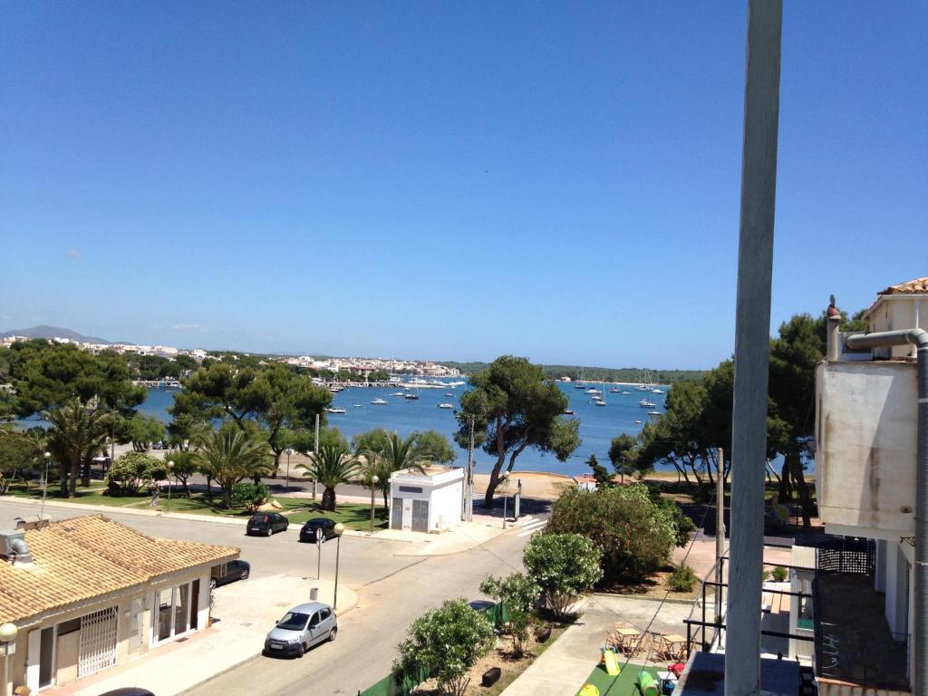 Blick auf eine Straße in einer Stadt mit Hafen in der Unterkunft Hostal Residencia San Francisco in Portocolom