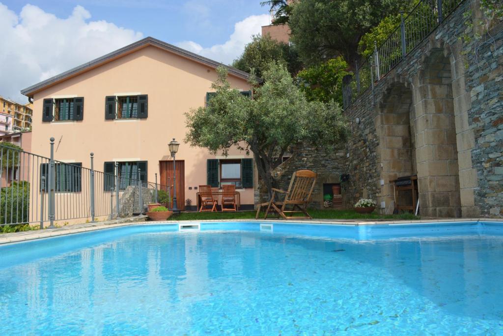 uma piscina em frente a uma casa em Ca da Muntà bed and breakfast em Arenzano