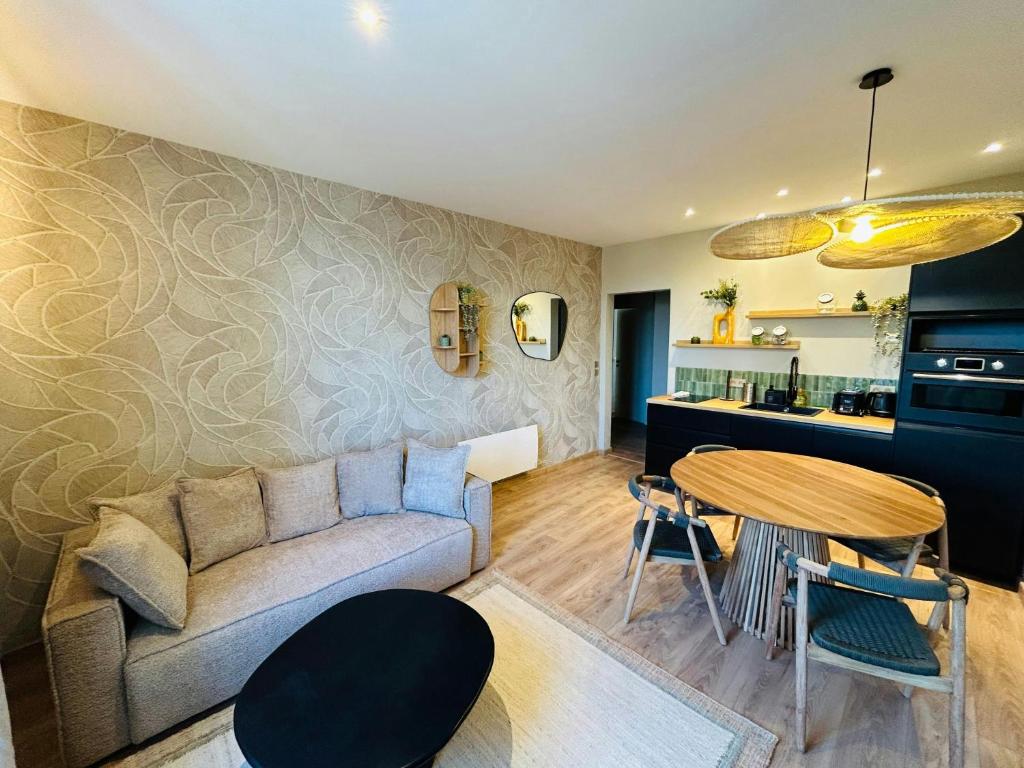 un salon avec un canapé et une table dans l'établissement Lappart Rémois Centre-ville, à Reims