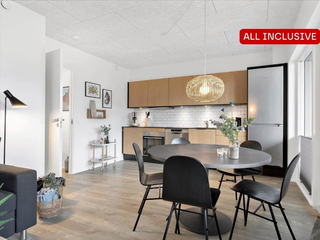 Η κουζίνα ή μικρή κουζίνα στο 908-Hvide-Sande-Langsand-102-stuen