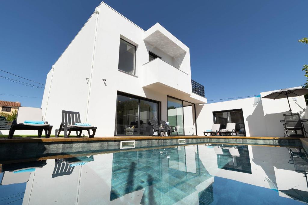 Bazén v ubytování Happy Days Beach House nebo v jeho okolí