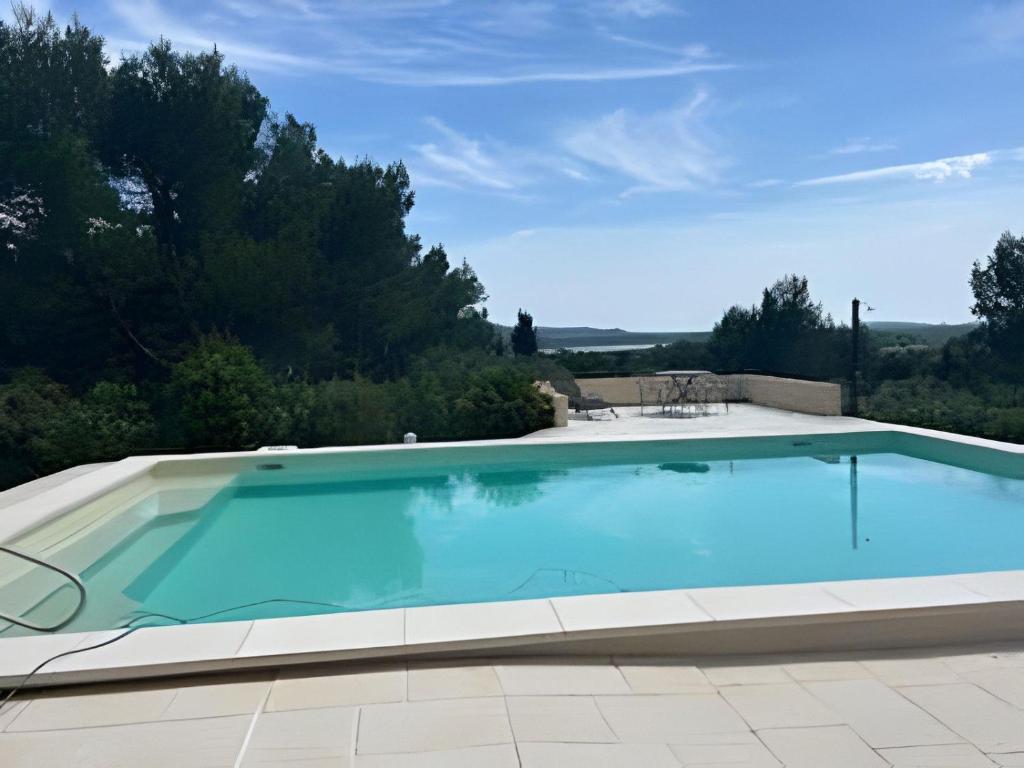 - une grande piscine dans une cour arborée dans l'établissement CASA-La Solatine loft cosy piscine, à Aramon