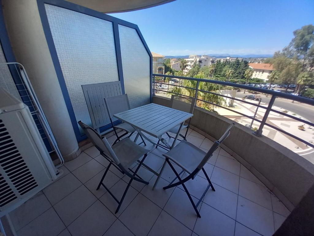 Port Frejus, joli studio cabine bien equipe, clima