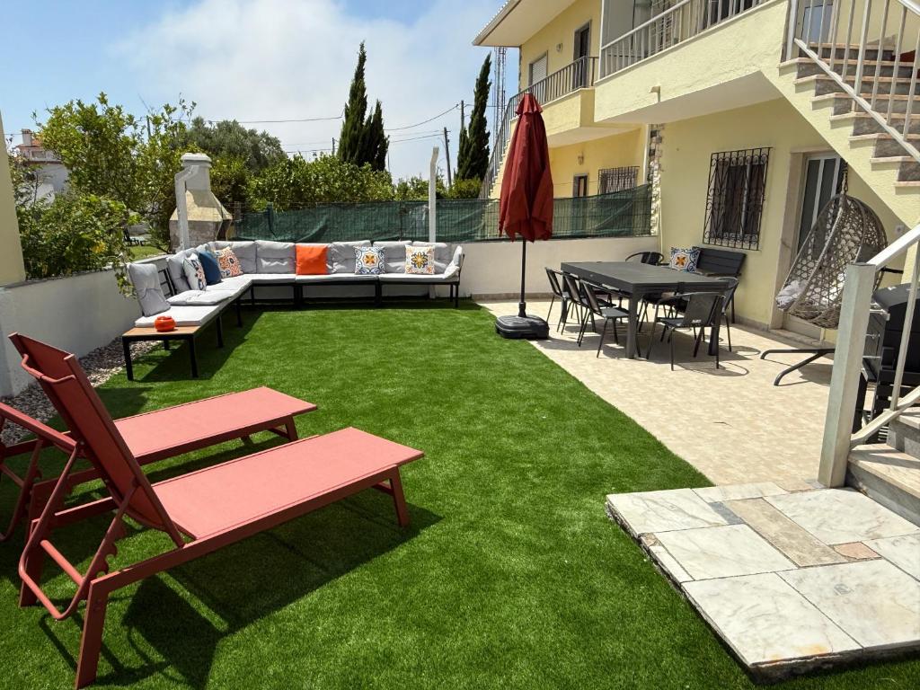 Balkoni atau teres di Moradia Surf 4 Quartos com escada e Jardim