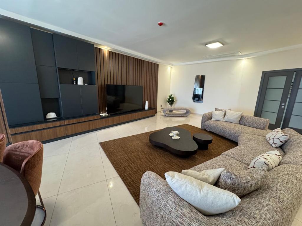 TV a/nebo společenská místnost v ubytování Bel appartement type F5 Sakina