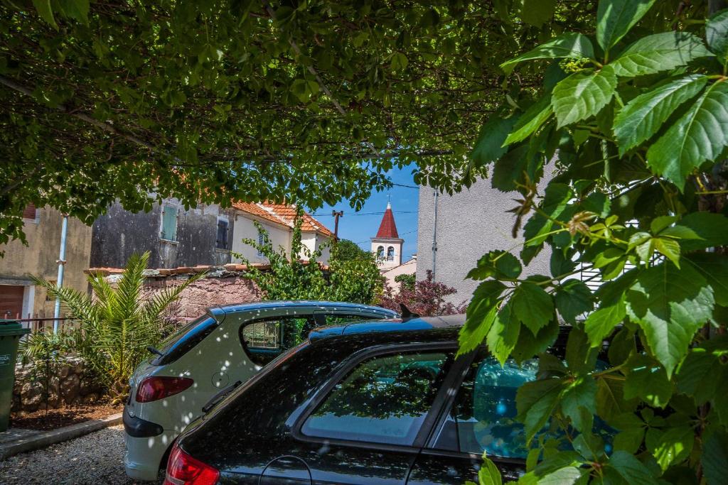 a car parked in the driveway of a house at Apartman Joso in Diklo