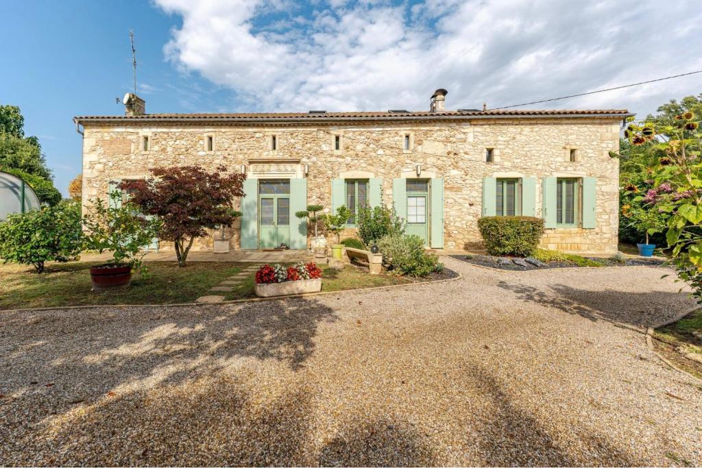 Κήπος έξω από το Chez Christelle et Halim à 15 minutes de Saint-Emilion