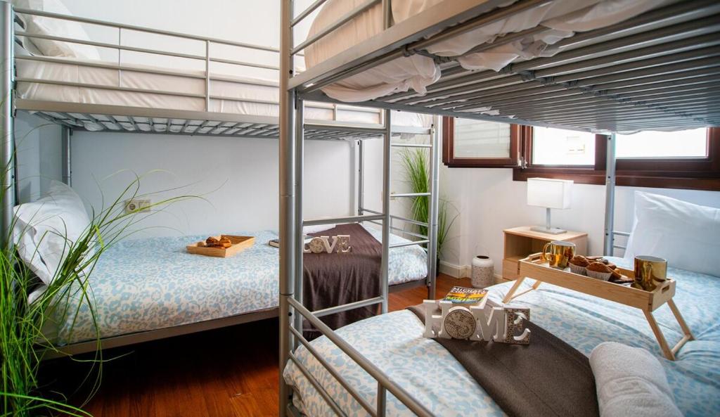 1 dormitorio con 2 literas y sofá en Elite Premium Hideaway with FREE Parking - Malaga, en Málaga