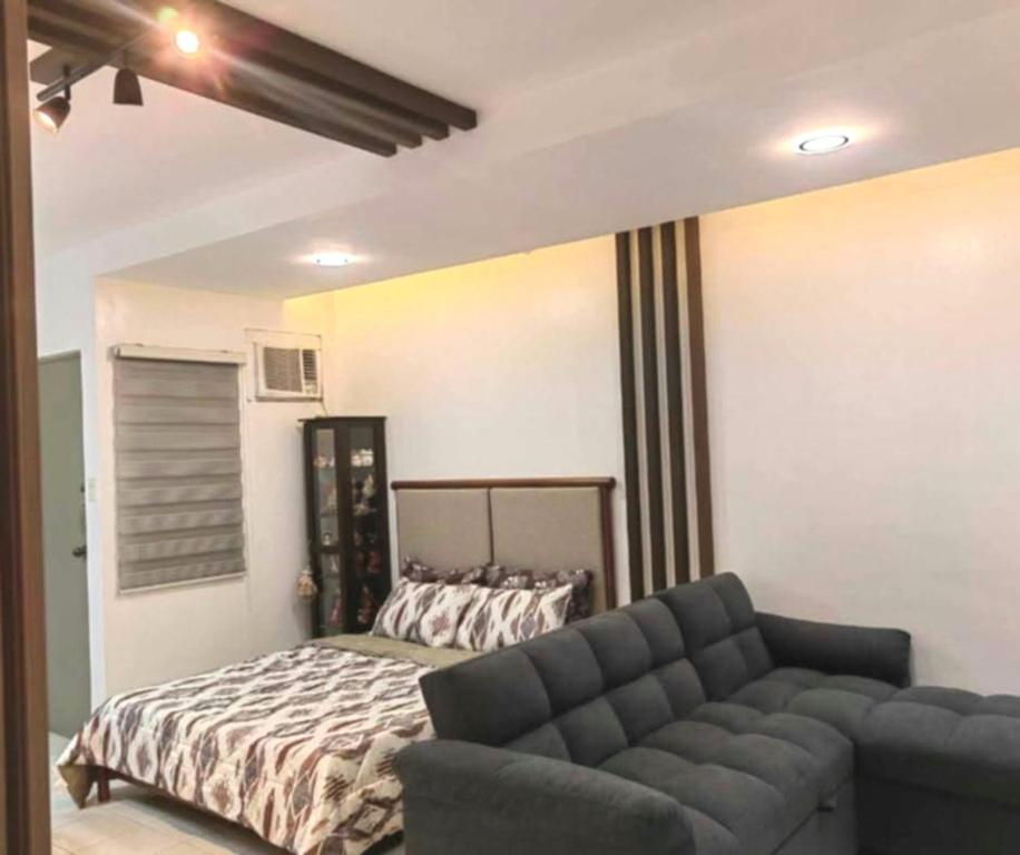 una sala de estar con una cama y un sofá en Las Enchanted kingdom Cozy Woody, en Santa Rosa