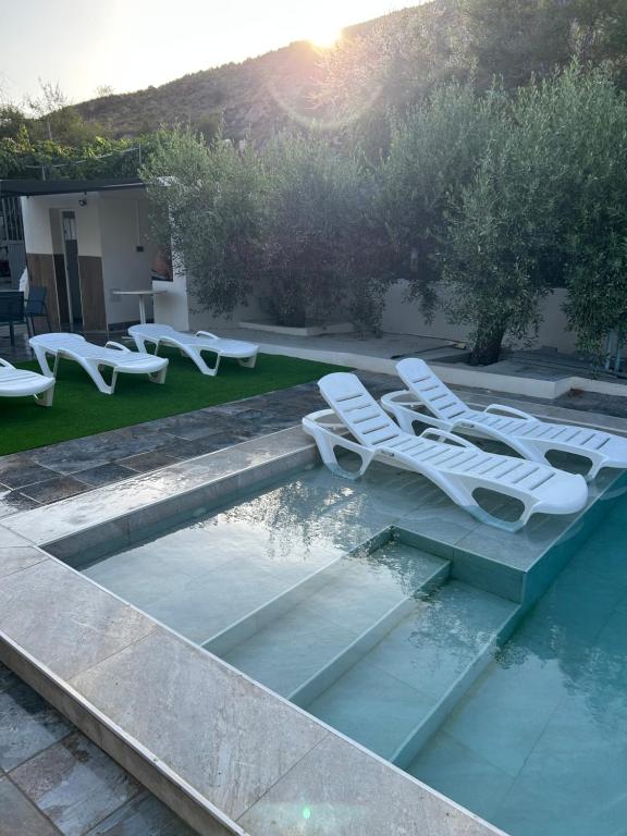 Πισίνα στο ή κοντά στο Villa Karma