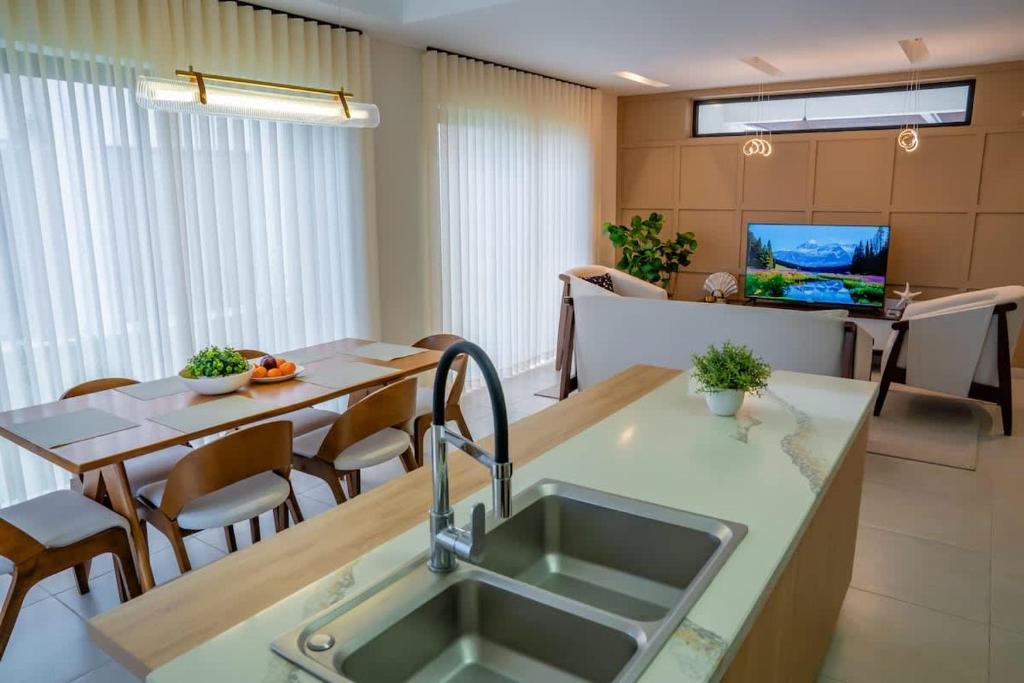 TV a/nebo společenská místnost v ubytování NOK Classy 3BR Villa by Vistacana Rentals