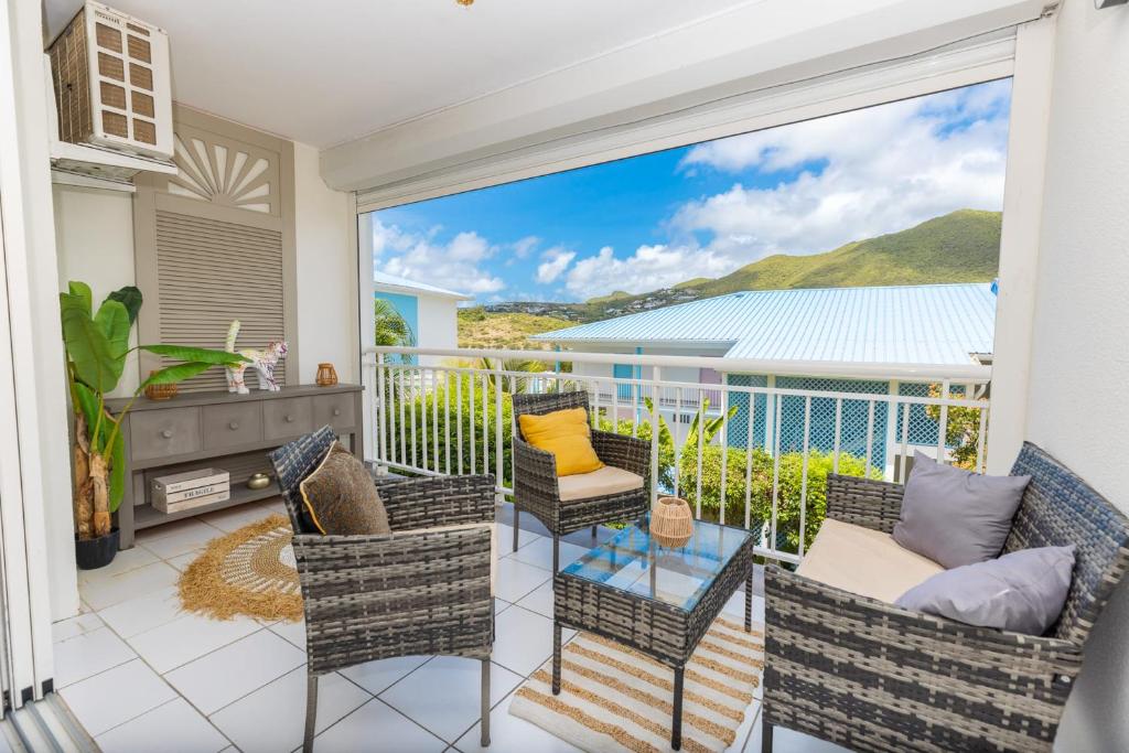 un balcon avec vue sur l'océan dans l'établissement Jolie Studio Mont Vernon Escape, à Cul de Sac