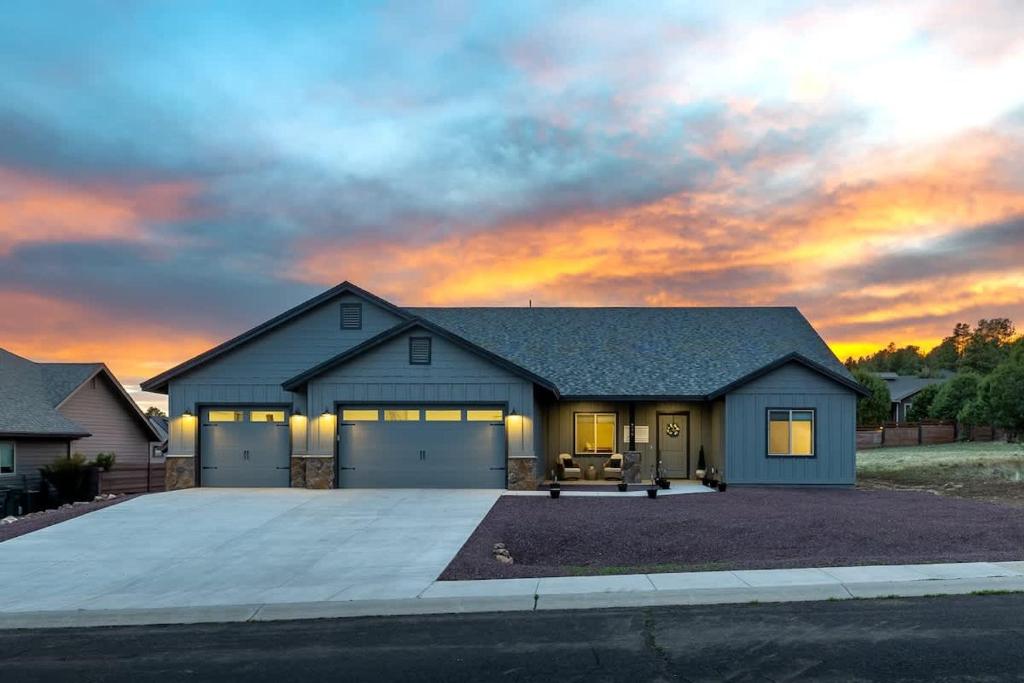 Gallery image of The Pines & Putters Retreat in Williams