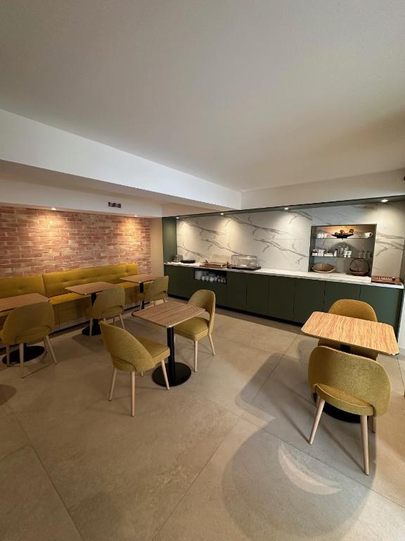 Hôtel Le Médiéval Palais des Papes - Resim 31