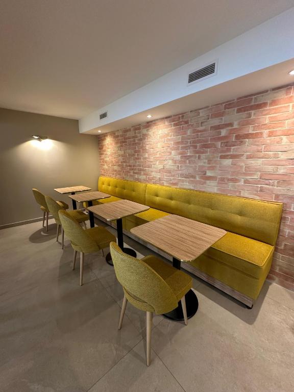 Hôtel Le Médiéval Palais des Papes - Resim 30