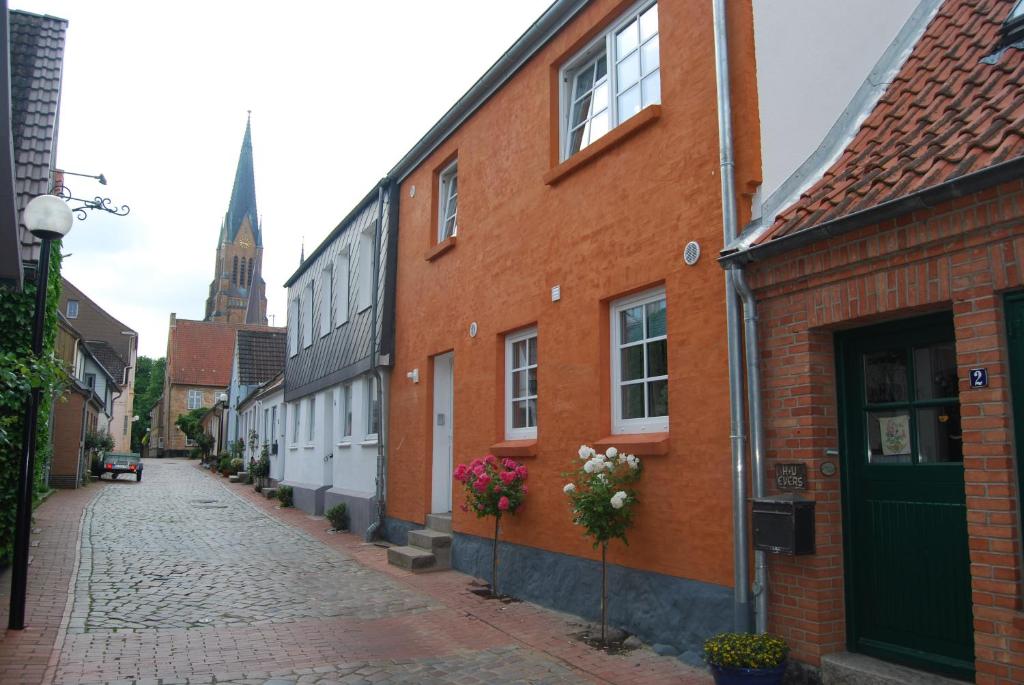 eine Kopfsteinpflasterstraße mit Gebäuden und einer Kirche in der Unterkunft Haus Adria in Schleswig