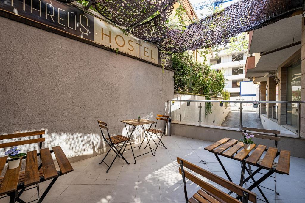 Un patio con mesas y sillas en un edificio. en Heart of the city Hostel, en Varna