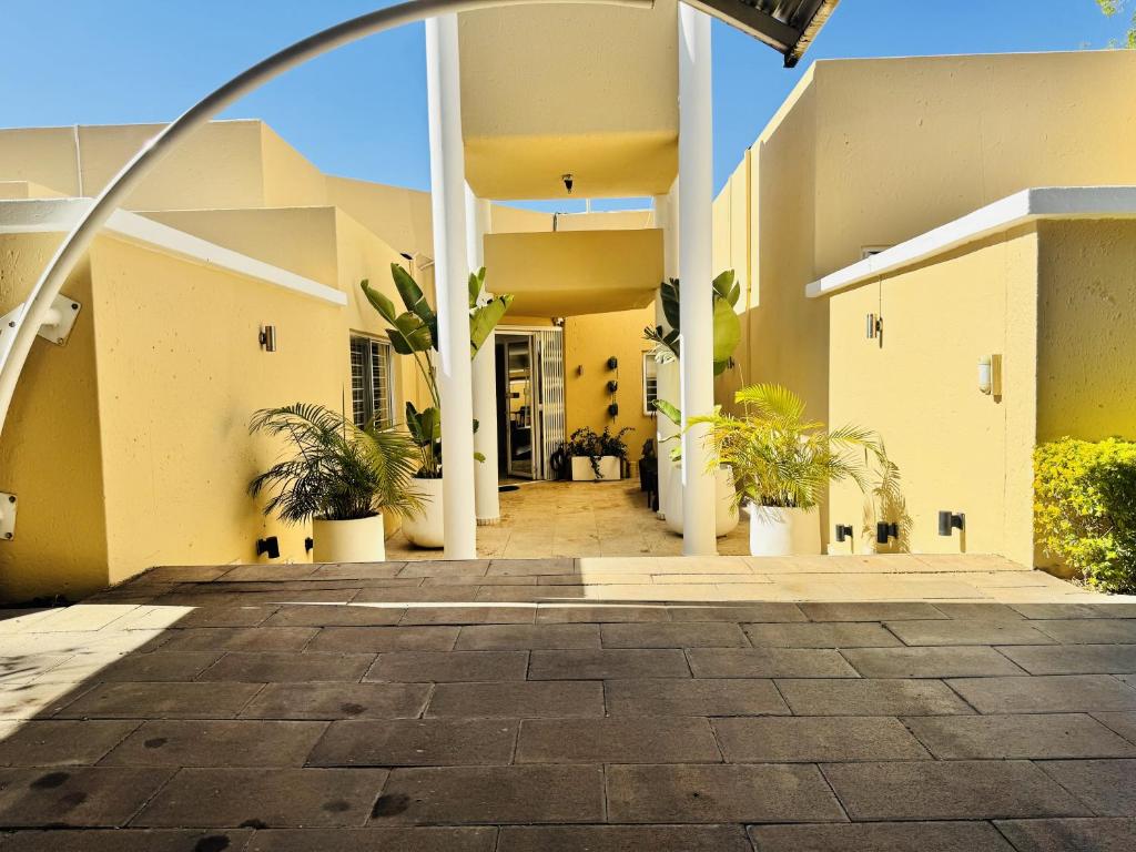 La fachada o entrada de 76b on Atholl