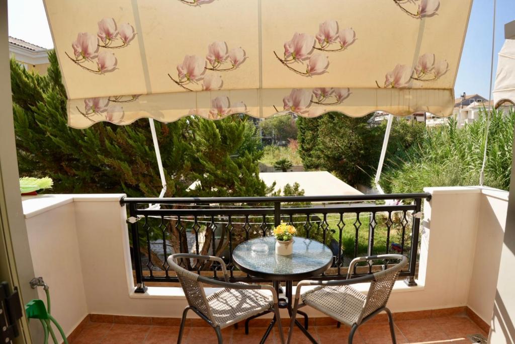 une terrasse avec une table et des chaises sur un balcon dans l'établissement Casa Vardani Modern Central Apartments 2, à Leucade