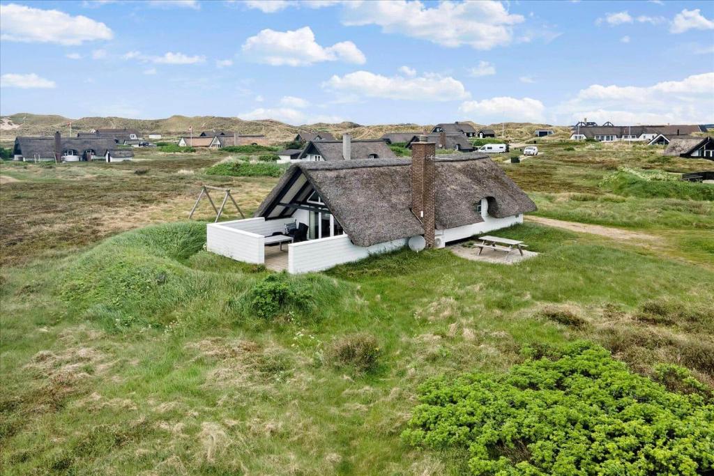 an old house in the middle of a field at 274-Ringkobing-Nordso-Ferievej-86 in Nørre Lyngvig
