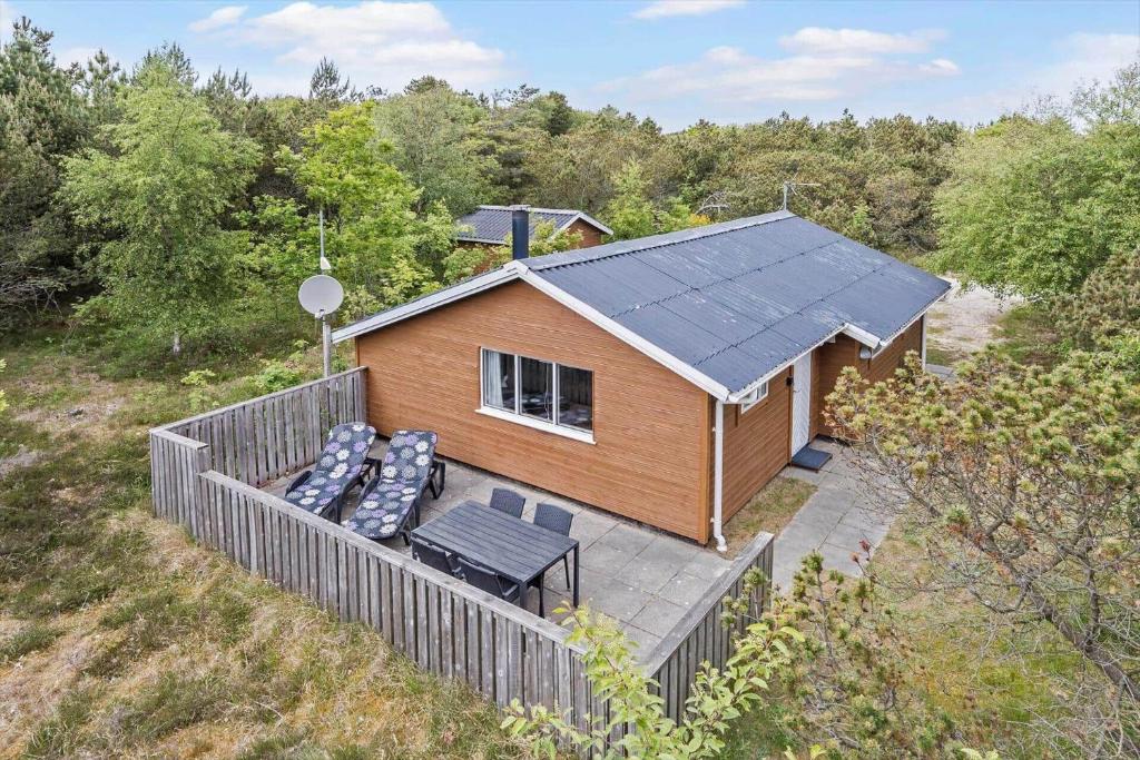 an overhead view of a house with a solar roof at 160-Ringkobing-Granalle-17 in Nørby