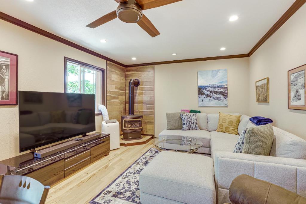 オーロラにあるPet-Friendly Retreat with Fenced Yard in Auroraのリビングルーム(大型テレビ、ソファ付)