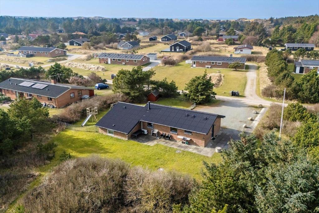 una vista aerea di una casa con cortile di 257-Ringkobing-Lyngvejen-3 a Ringkøbing