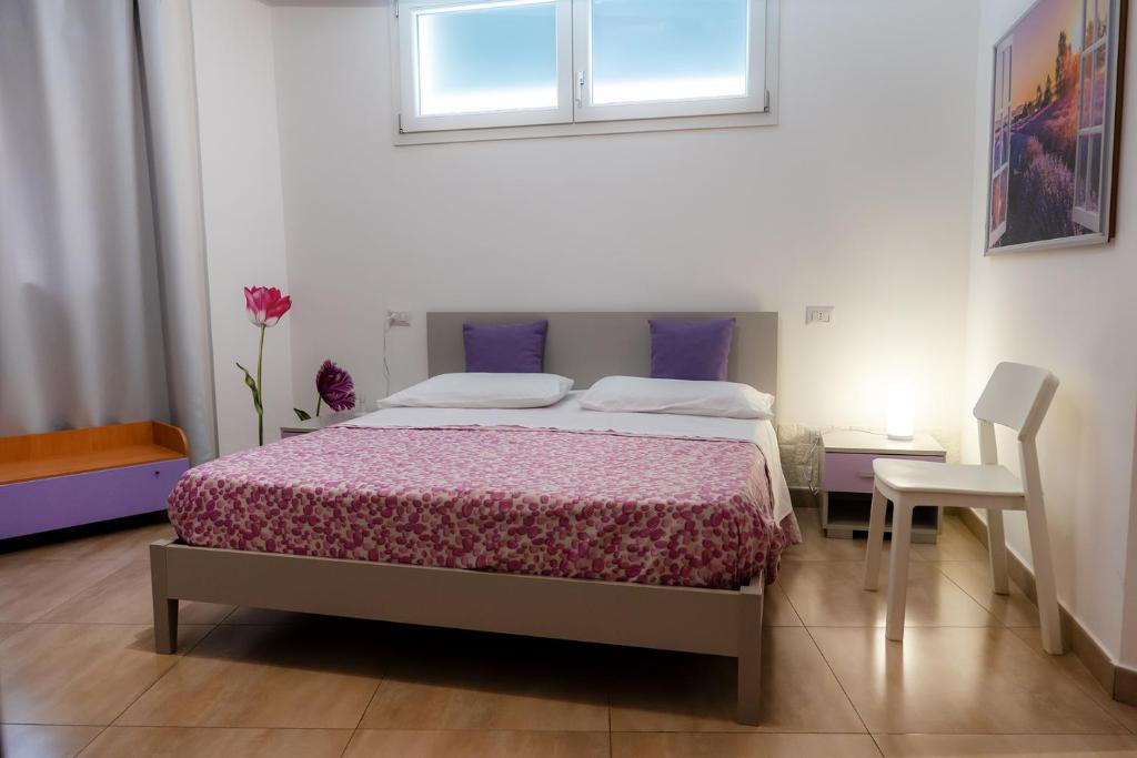 a bedroom with a bed and a window at La dimora dei ricci in Santo Stefano di Camastra