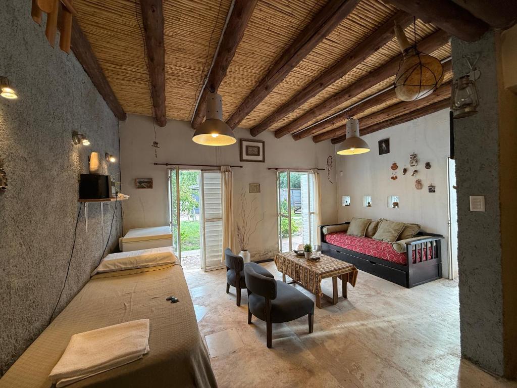 una sala de estar con un sofá y una mesa en Nogal de Luz, en La Rioja