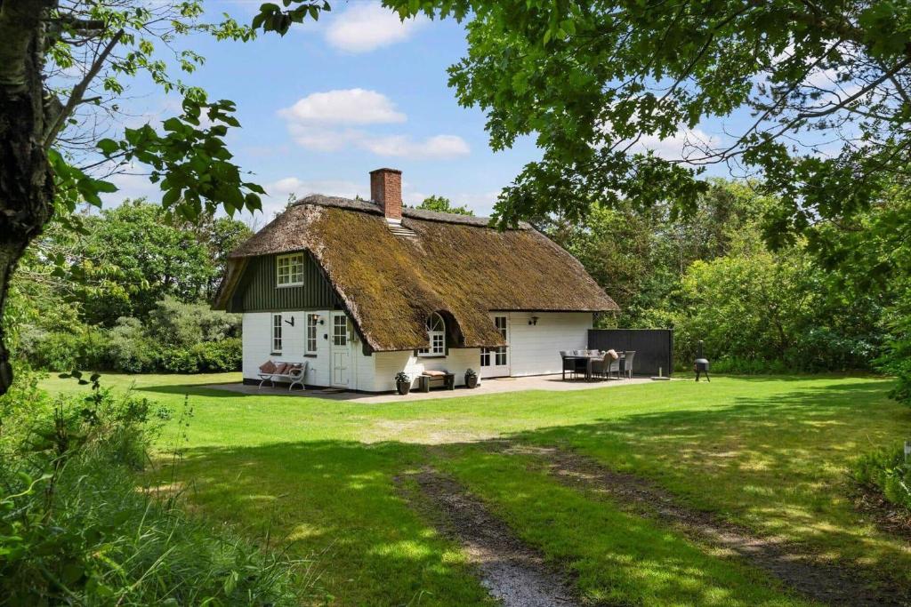 una grande casa bianca con tetto di paglia di 123-Ringkobing-Granalle-3 a Nørby