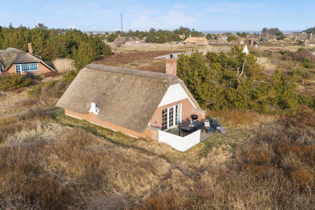 an aerial view of a small house in a field at 290-Ringkobing-Nordso-Ferievej-50 in Nørre Lyngvig