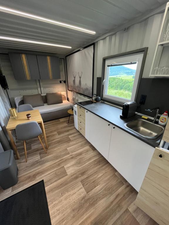 TV a/nebo společenská místnost v ubytování Glamping Chatka Podlesí