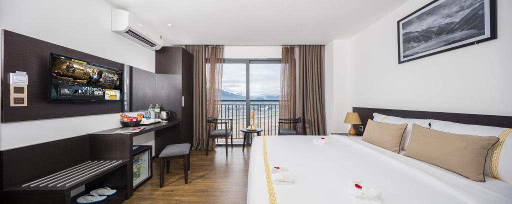 Phòng Deluxe Giường Đôi Có Ban Công