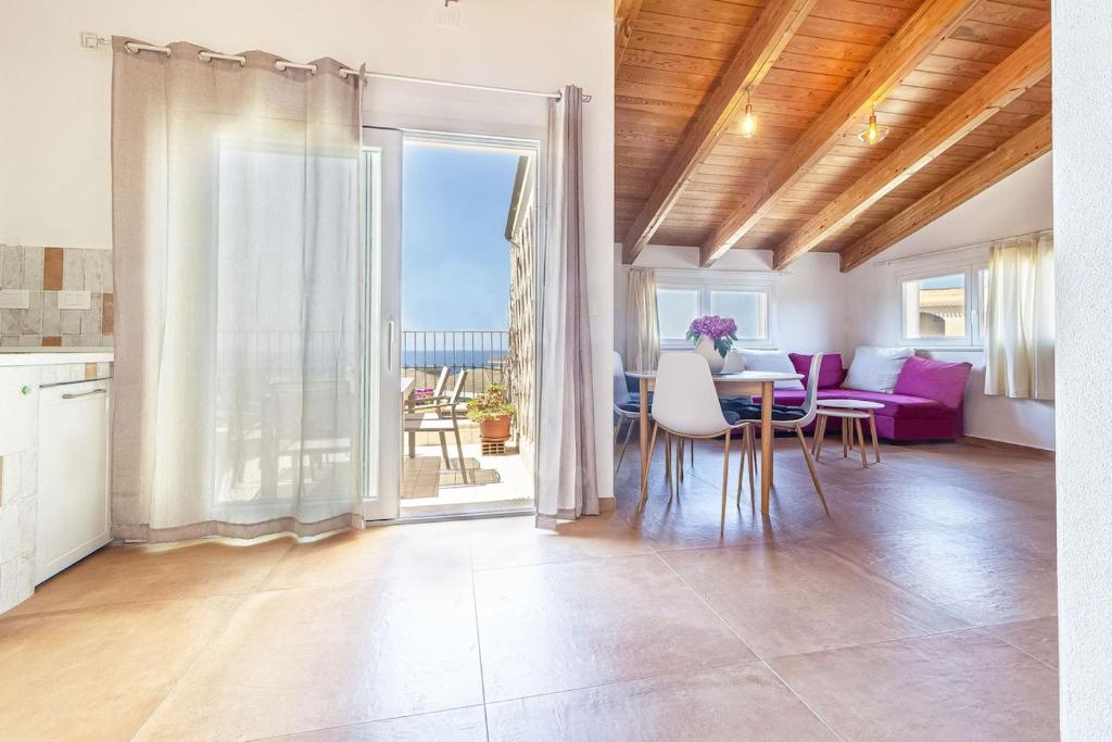 a kitchen and dining room with a table and chairs at Nura's - Casa El Trò in Alghero