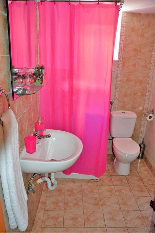 A bathroom at Julies Studios
