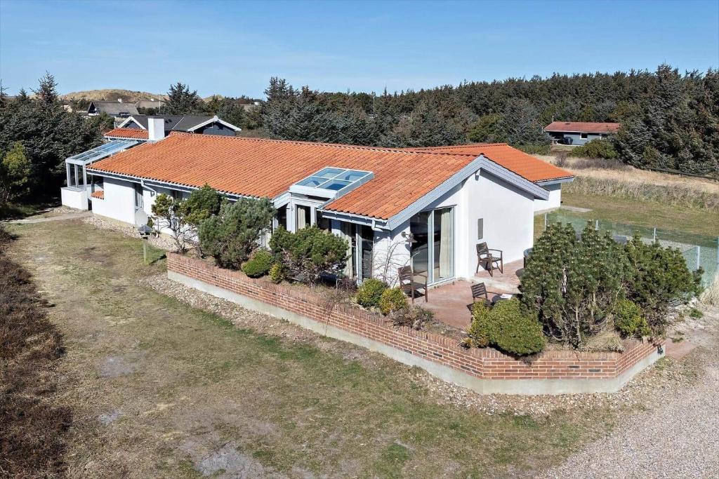 an overhead view of a white house with a red roof at 2202-Ringkobing-Lyngvejen-73 in Klegod