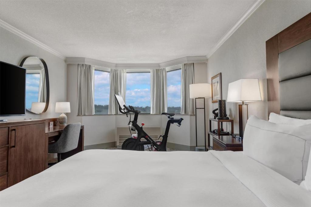 Hilton Arlington National Landing - Camera King Wellness Con Peloton Bik E Therabody